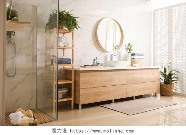 时尚的浴室内部镜子和淋浴间